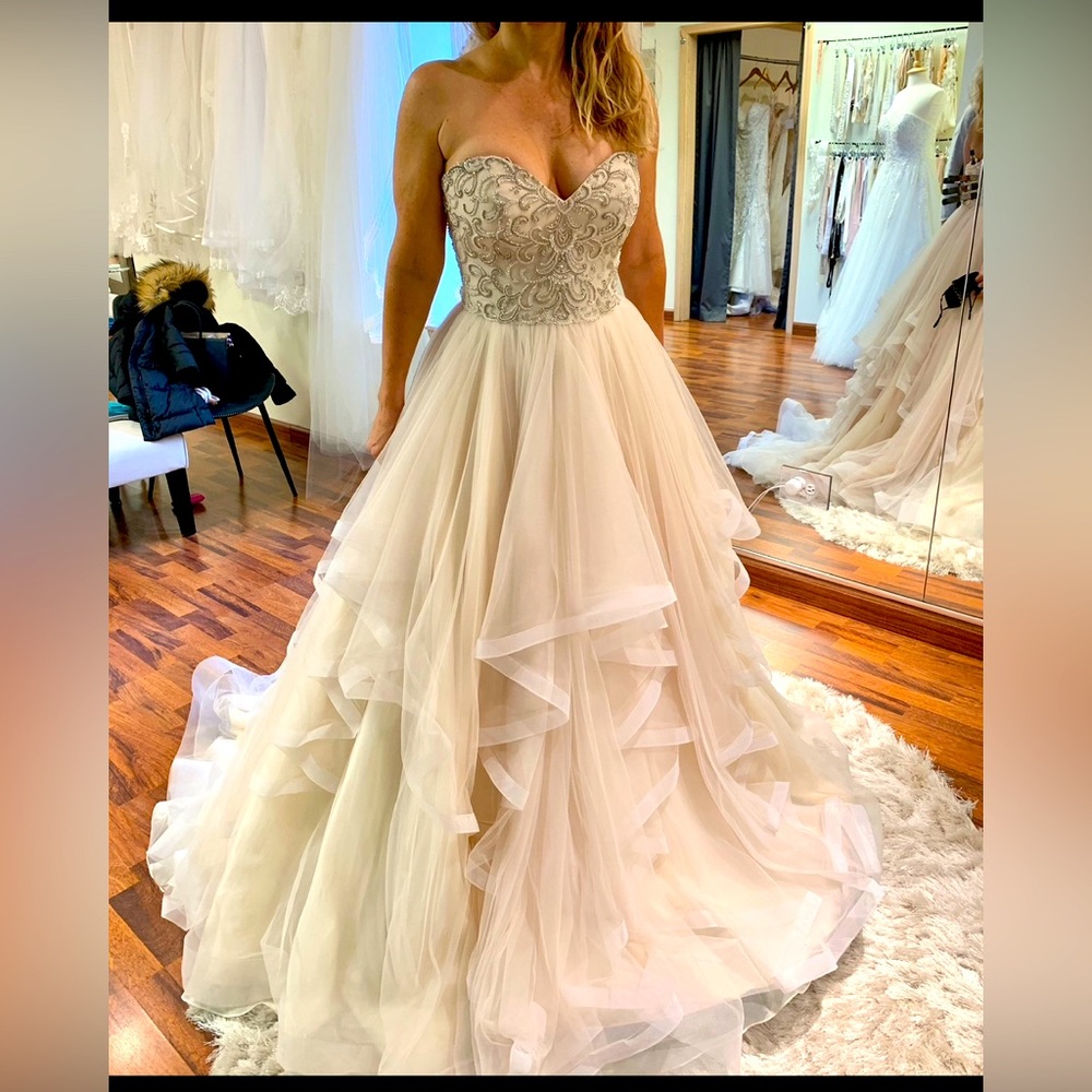 Gorgeous Essense bridal gown. Never worn we eloped instead!